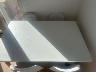 Mesa de comedor blanca de madera