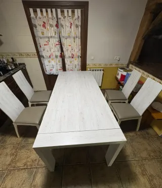 Mesa y 4 Sillas  cocina- salon