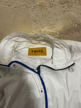 Chaqueta ligera TWICE blanca y azul