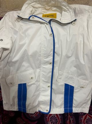 Chaqueta ligera TWICE blanca y azul