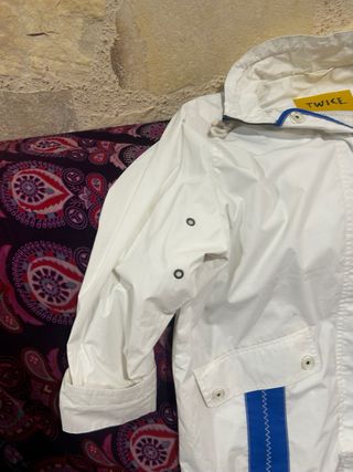 Chaqueta ligera TWICE blanca y azul