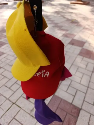 Colgador de gorras con 8 pinzas