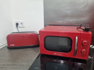 Microondas Mandine y Tostador Russell Hobbs Rojo