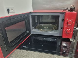 Microondas Mandine y Tostador Russell Hobbs Rojo