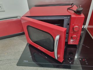 Microondas Mandine y Tostador Russell Hobbs Rojo