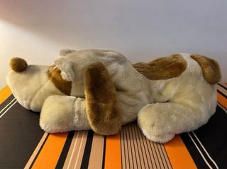 Perro grande de peluche
