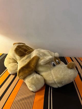 Perro grande de peluche
