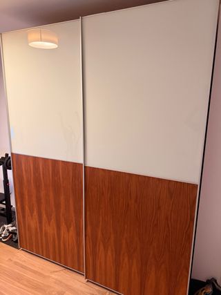 Armadio con ante scorrevoli in legno e vetro