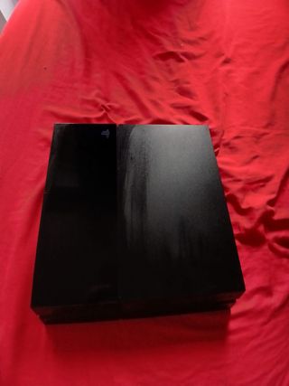 Consola PS4 sin control y juego con cables bueno