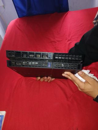 Consola PS4 sin control y juego con cables bueno