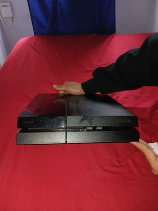 Consola PS4 sin control y juego con cables bueno
