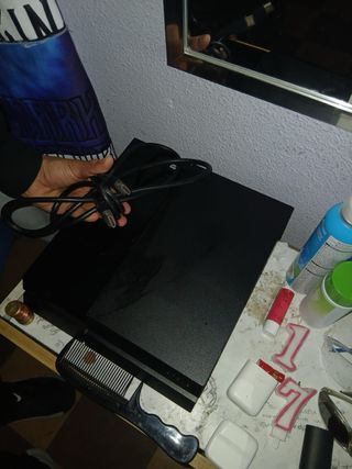 Consola PS4 sin control y juego con cables bueno