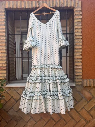 Traje de flamenca blanco y negro