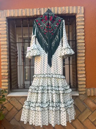 Traje de flamenca blanco y negro