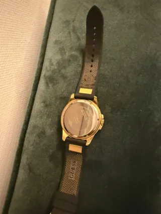 Reloj Guess Dorado y Negro