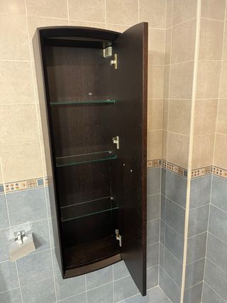 Mueble baño madera oscuro pared