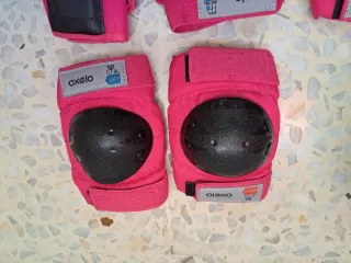 Casco e protezioni rosa per pattinaggio