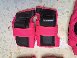 Casco e protezioni rosa per pattinaggio