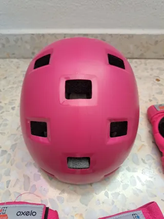 Casco e protezioni rosa per pattinaggio