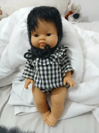 Muñeco bebé con traje de cuadros