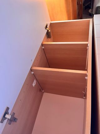 Muebles de pared beige y marrón