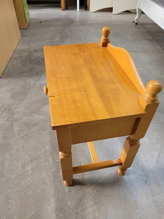 MESITA DE NOCHE RÚSTICA