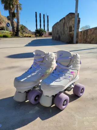 Patines de niña blancos con ruedas lilas
