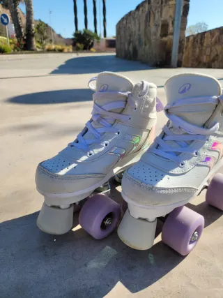 Patines de niña blancos con ruedas lilas