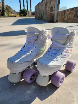 Patines de niña blancos con ruedas lilas
