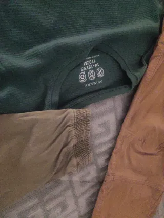 Ropa variada: pantalones y camisetas