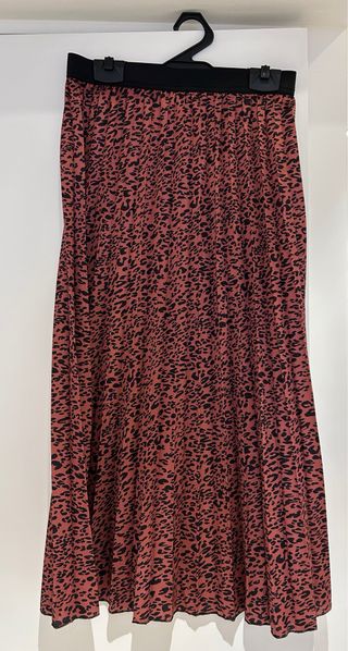Falda larga plisada estampado animal print.