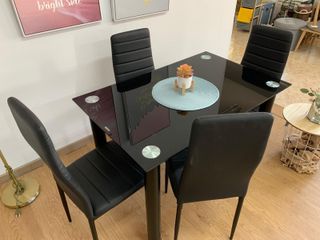 Mesa de Comedor de Cristal + 4 Sillas de Piel Sintética (110*70)
