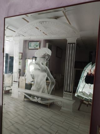 Espejo de pared con figura arenada