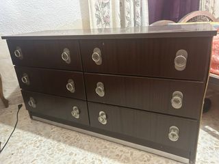 Cómoda pequeña de madera