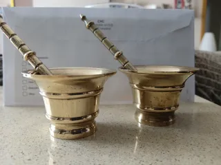 Almirez de latón con mano