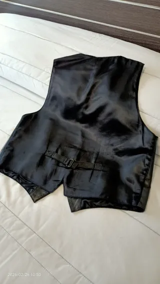 Chaleco de piel negro