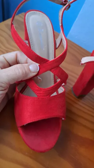 Sandalias rojas de tacón para mujer