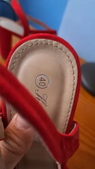 Sandalias rojas de tacón para mujer