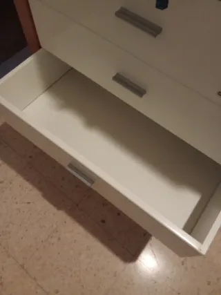 Cómoda de madera maciza hecha por carpintero