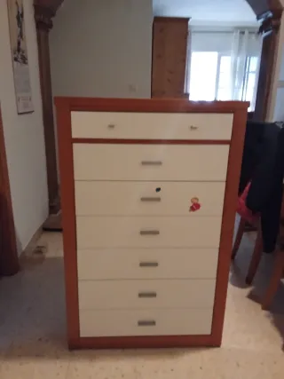 Cómoda de madera maciza hecha por carpintero