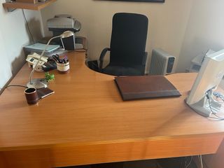 Tavolo da ufficio con cassettiera