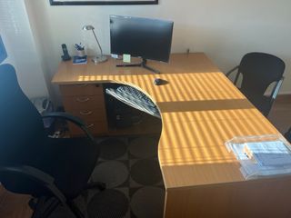 Tavolo da ufficio con cassettiera