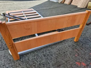 Cama con somier y mesita de noche