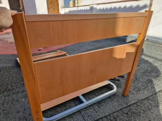 Cama con somier y mesita de noche