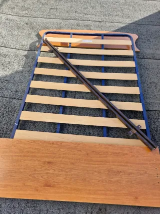 Cama con somier y mesita de noche