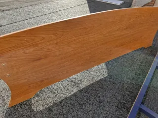 Cama con somier y mesita de noche