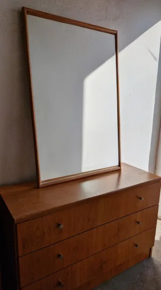 Cama con somier y mesita de noche