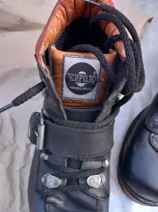 Botas de cuero negras con hebilla