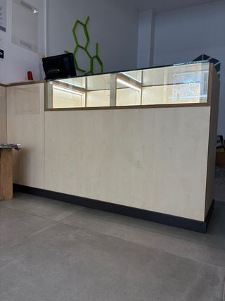 Mostrador de madera y cristal