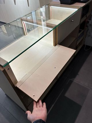 Mostrador de madera y cristal